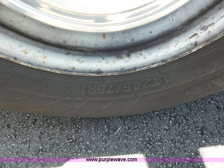 image for item L2889 2006 Ford E250 van