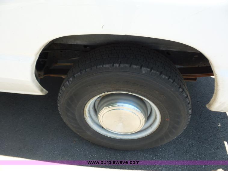 image for item L2889 2006 Ford E250 van