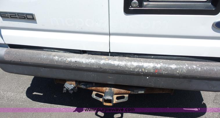 image for item L2889 2006 Ford E250 van