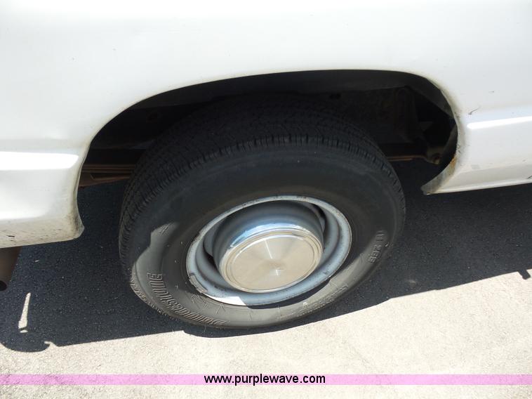 image for item L2889 2006 Ford E250 van