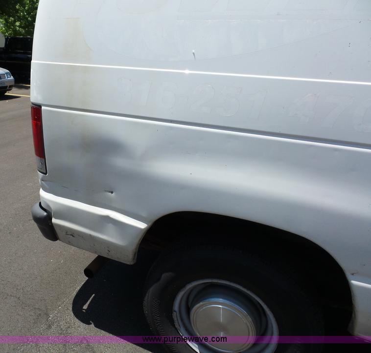 image for item L2889 2006 Ford E250 van