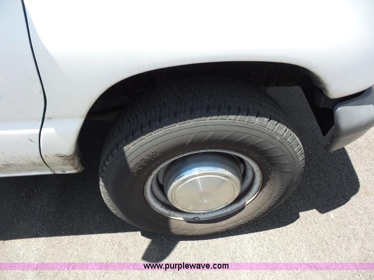 image for item L2889 2006 Ford E250 van