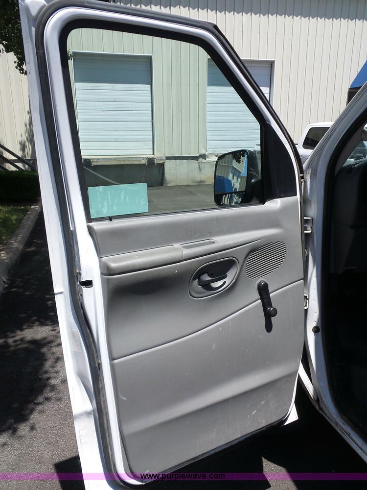 image for item L2889 2006 Ford E250 van