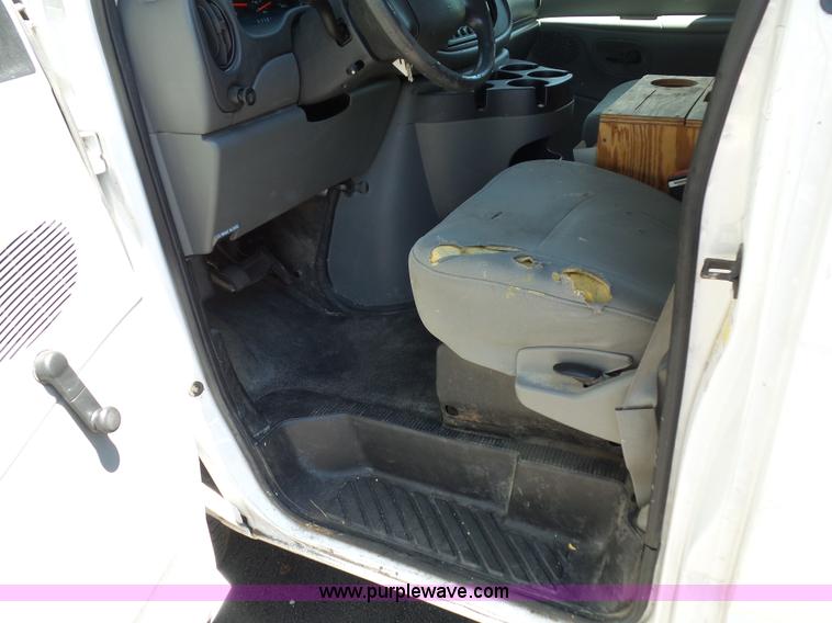 image for item L2889 2006 Ford E250 van