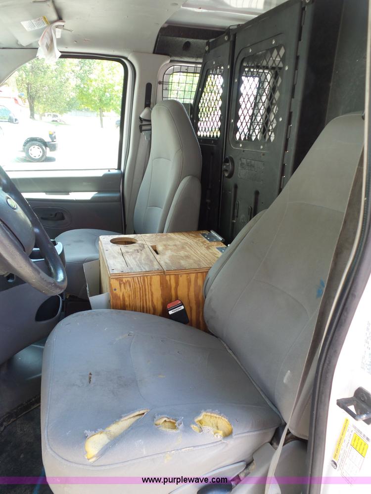 image for item L2889 2006 Ford E250 van