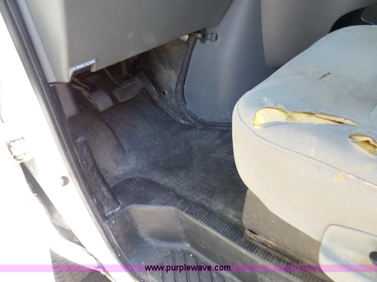 image for item L2889 2006 Ford E250 van