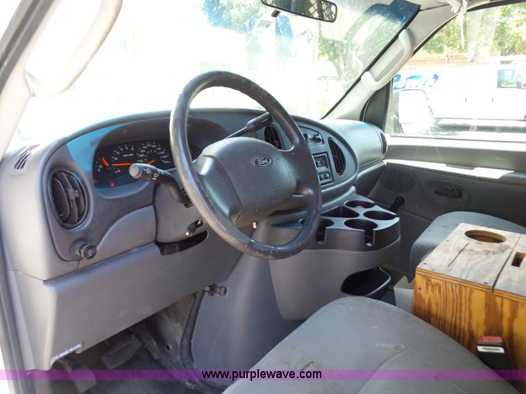 image for item L2889 2006 Ford E250 van