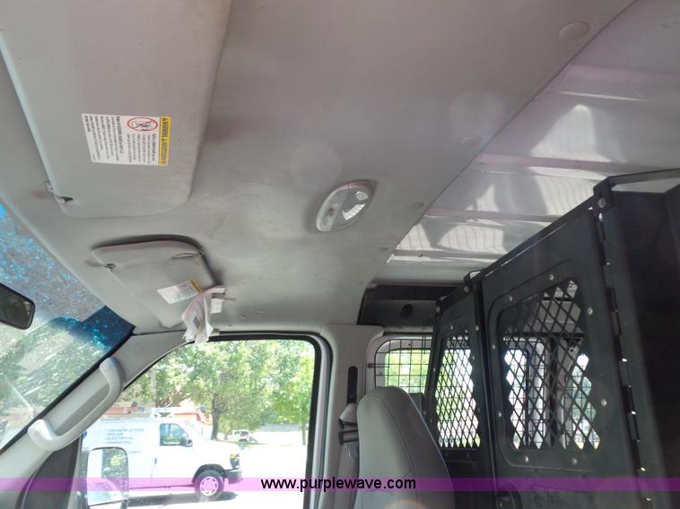 image for item L2889 2006 Ford E250 van