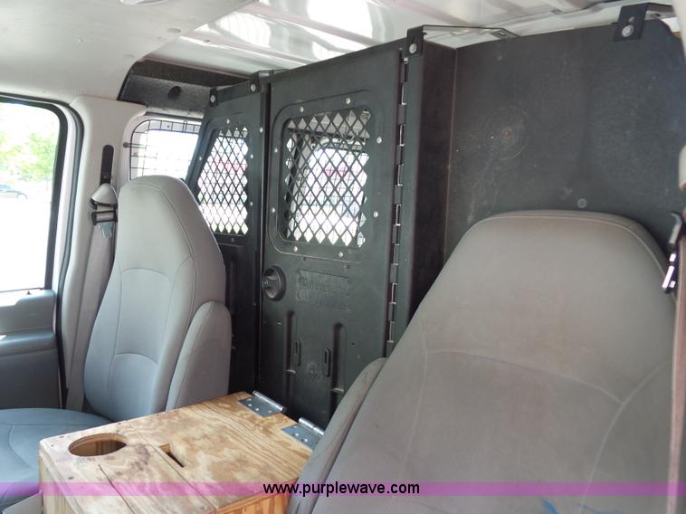 image for item L2889 2006 Ford E250 van