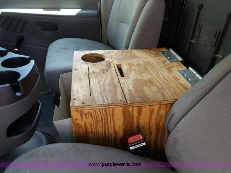 image for item L2889 2006 Ford E250 van