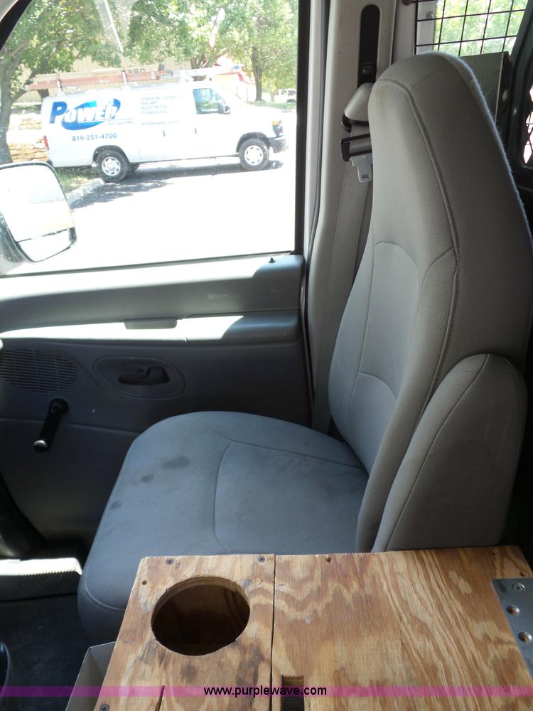 image for item L2889 2006 Ford E250 van