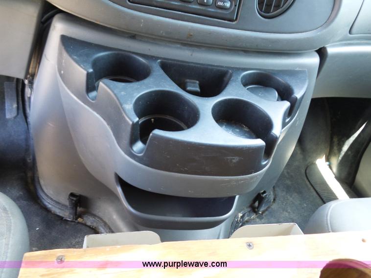 image for item L2889 2006 Ford E250 van