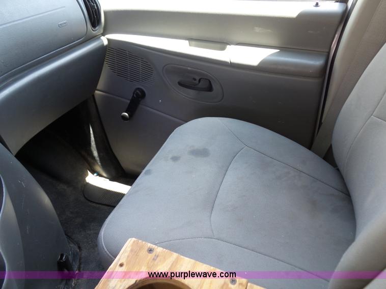 image for item L2889 2006 Ford E250 van