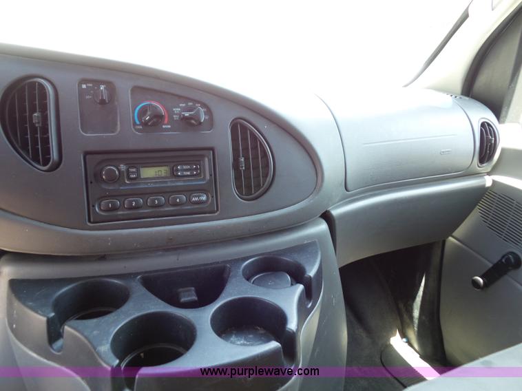 image for item L2889 2006 Ford E250 van
