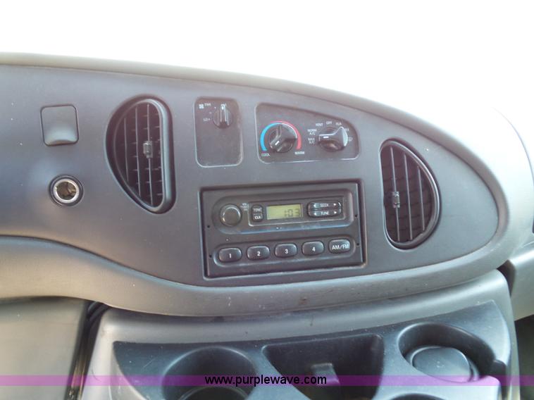 image for item L2889 2006 Ford E250 van