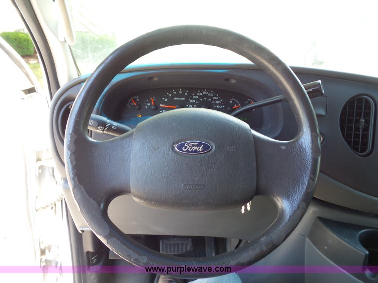image for item L2889 2006 Ford E250 van