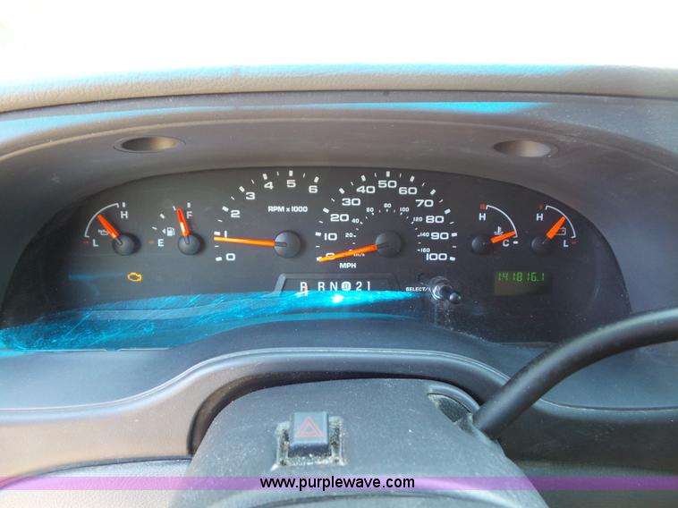 image for item L2889 2006 Ford E250 van