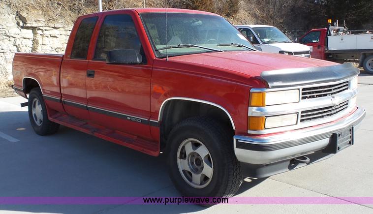 image for item L3678 1998 Chevrolet Silverado 1500 Z71 Ext. Cab pickup truck