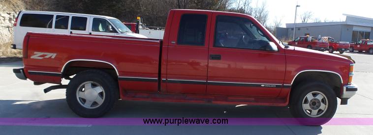 image for item L3678 1998 Chevrolet Silverado 1500 Z71 Ext. Cab pickup truck