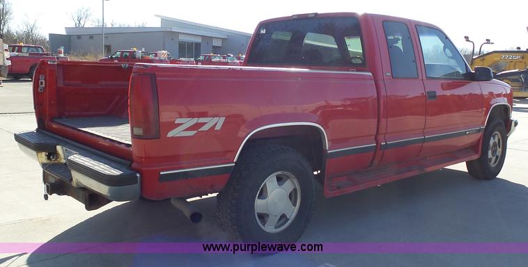 image for item L3678 1998 Chevrolet Silverado 1500 Z71 Ext. Cab pickup truck