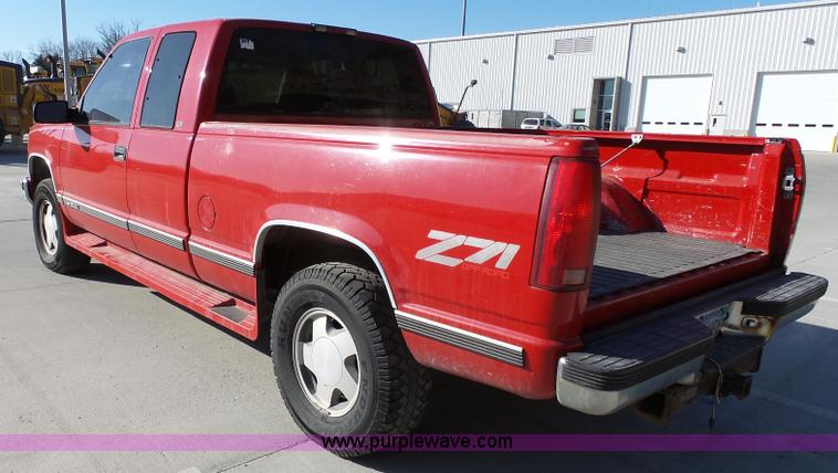 image for item L3678 1998 Chevrolet Silverado 1500 Z71 Ext. Cab pickup truck