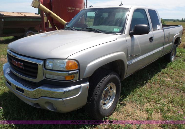 image for item L4863 2004 GMC Sierra 2500HD Ext. Cab pickup truck