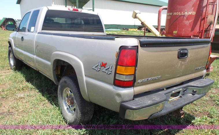 image for item L4863 2004 GMC Sierra 2500HD Ext. Cab pickup truck