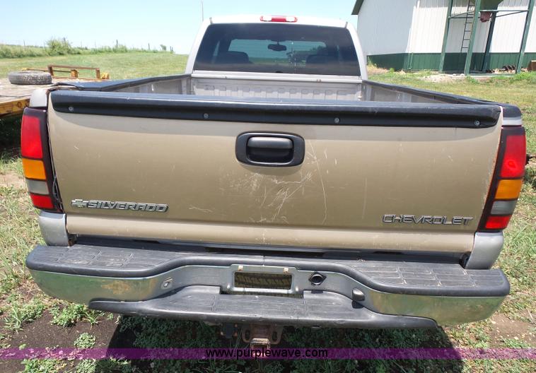 image for item L4863 2004 GMC Sierra 2500HD Ext. Cab pickup truck