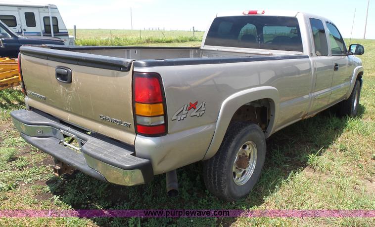 image for item L4863 2004 GMC Sierra 2500HD Ext. Cab pickup truck