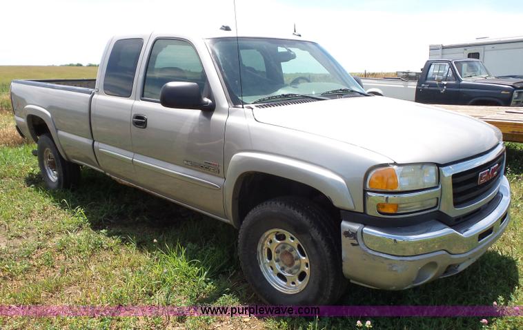 image for item L4863 2004 GMC Sierra 2500HD Ext. Cab pickup truck
