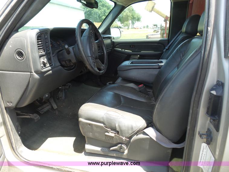 image for item L4863 2004 GMC Sierra 2500HD Ext. Cab pickup truck