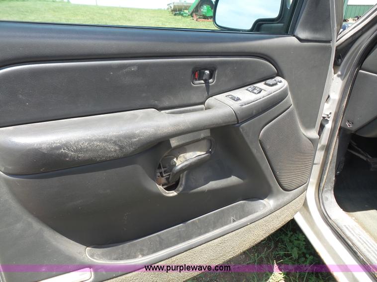 image for item L4863 2004 GMC Sierra 2500HD Ext. Cab pickup truck