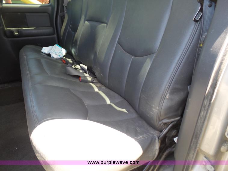 image for item L4863 2004 GMC Sierra 2500HD Ext. Cab pickup truck