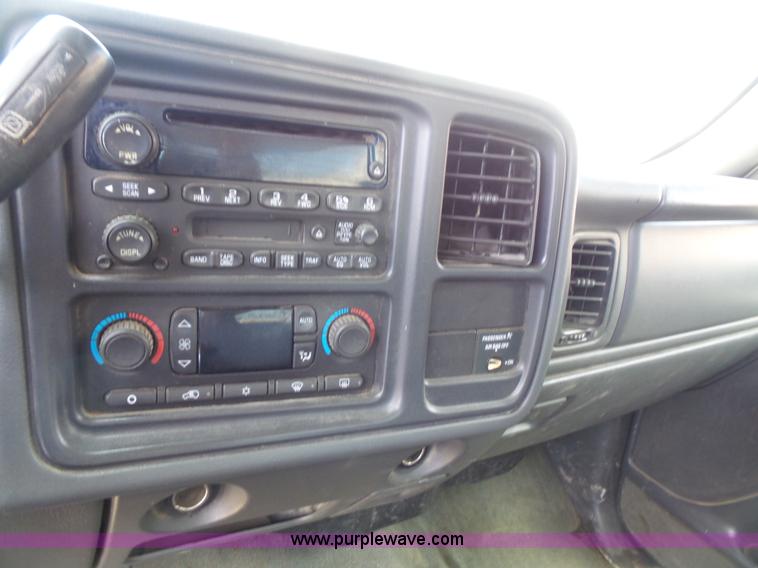 image for item L4863 2004 GMC Sierra 2500HD Ext. Cab pickup truck