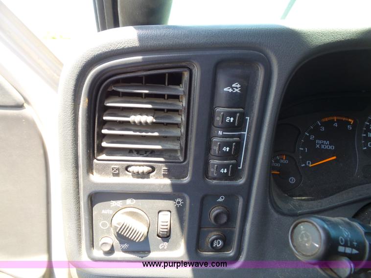 image for item L4863 2004 GMC Sierra 2500HD Ext. Cab pickup truck