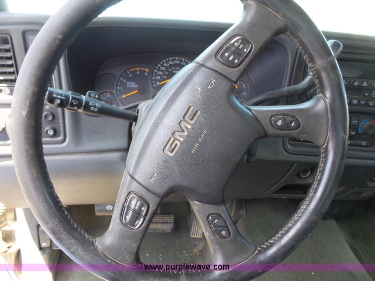 image for item L4863 2004 GMC Sierra 2500HD Ext. Cab pickup truck