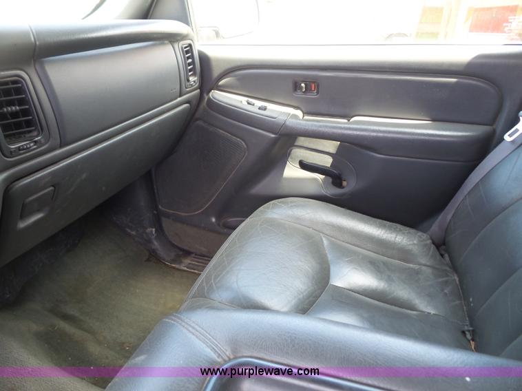 image for item L4863 2004 GMC Sierra 2500HD Ext. Cab pickup truck