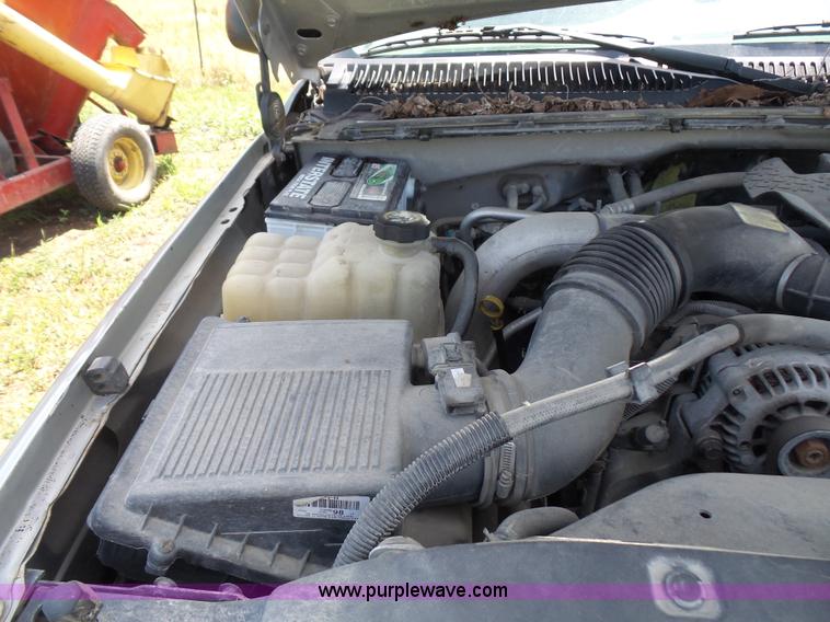 image for item L4863 2004 GMC Sierra 2500HD Ext. Cab pickup truck