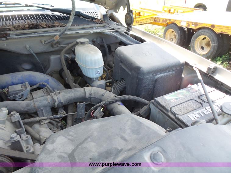 image for item L4863 2004 GMC Sierra 2500HD Ext. Cab pickup truck