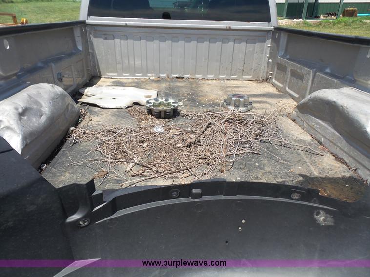 image for item L4863 2004 GMC Sierra 2500HD Ext. Cab pickup truck