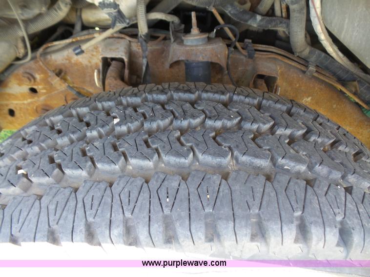 image for item L4863 2004 GMC Sierra 2500HD Ext. Cab pickup truck