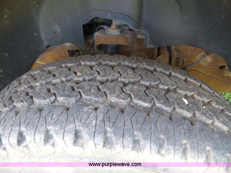 image for item L4863 2004 GMC Sierra 2500HD Ext. Cab pickup truck