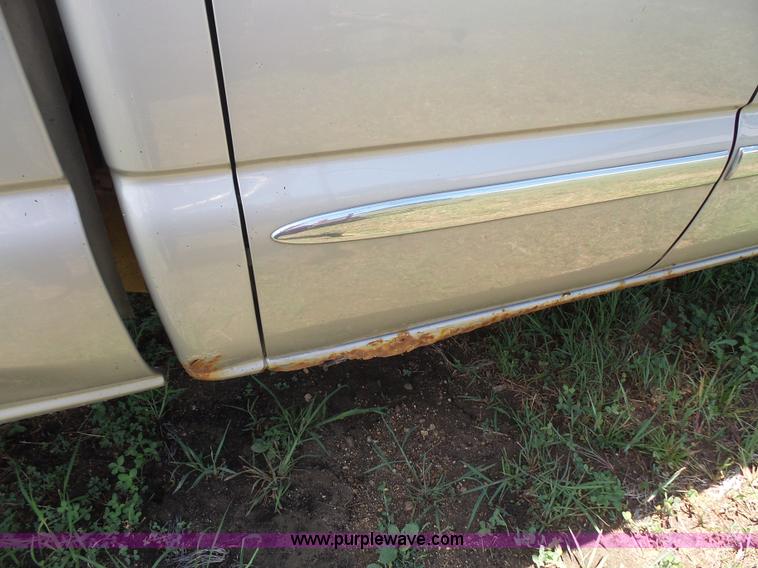 image for item L4863 2004 GMC Sierra 2500HD Ext. Cab pickup truck