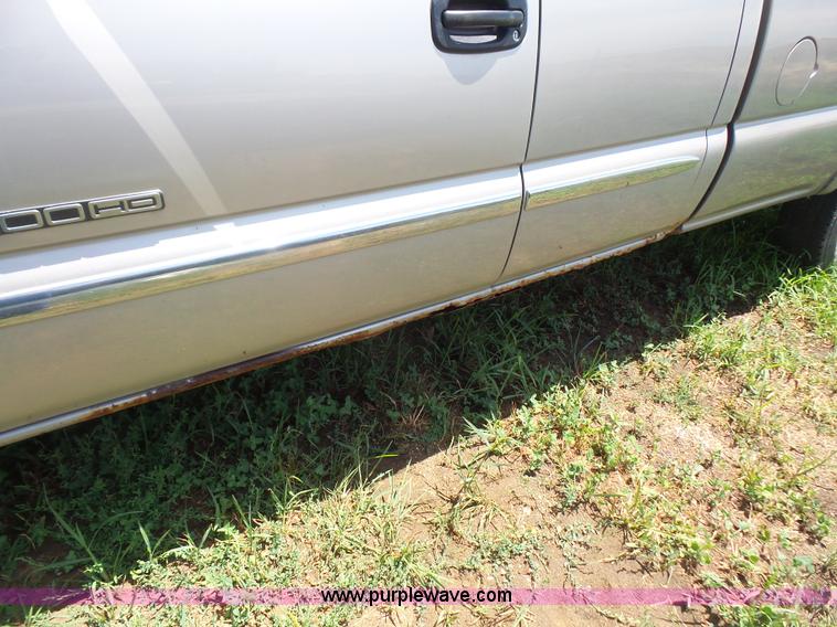 image for item L4863 2004 GMC Sierra 2500HD Ext. Cab pickup truck