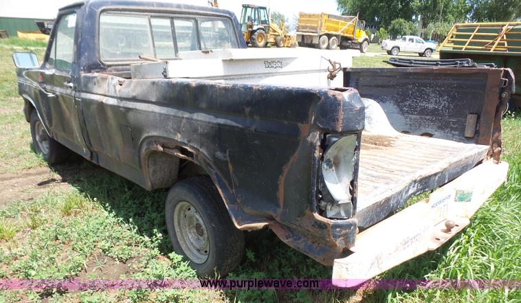 image for item L4867 1985 Ford F150 pickup truck