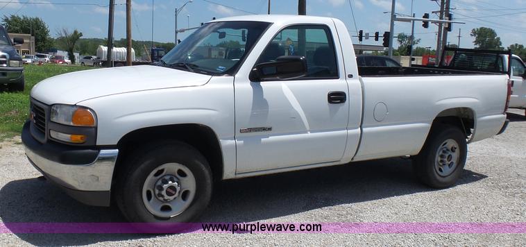 image for item L7106 2000 GMC Sierra 2500HD SL pickup truck