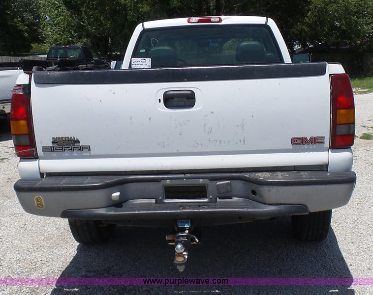 image for item L7106 2000 GMC Sierra 2500HD SL pickup truck
