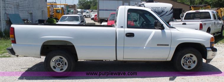 image for item L7106 2000 GMC Sierra 2500HD SL pickup truck
