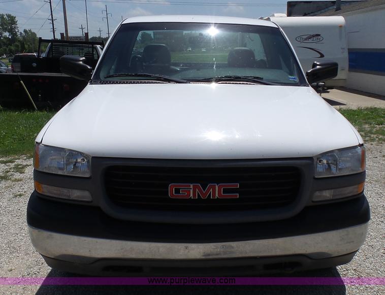image for item L7106 2000 GMC Sierra 2500HD SL pickup truck