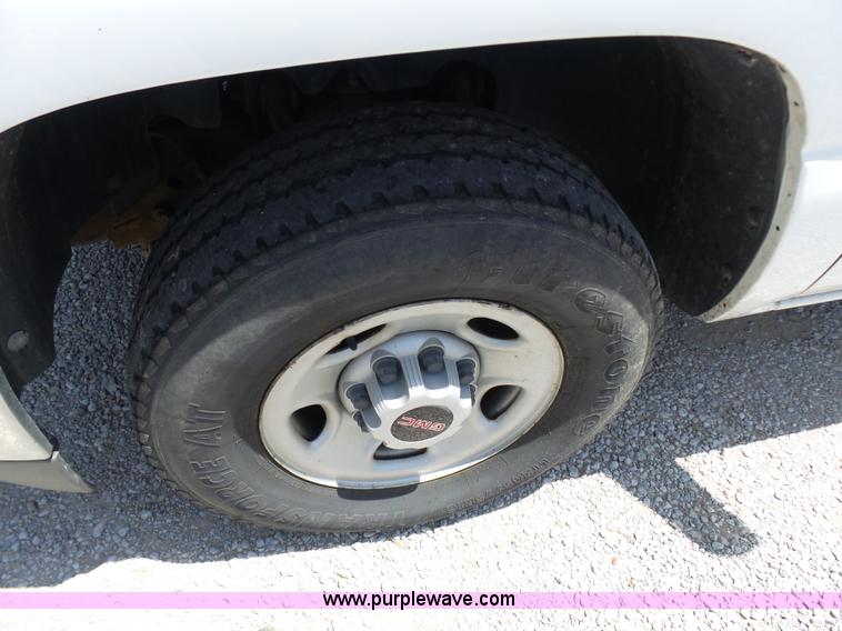 image for item L7106 2000 GMC Sierra 2500HD SL pickup truck